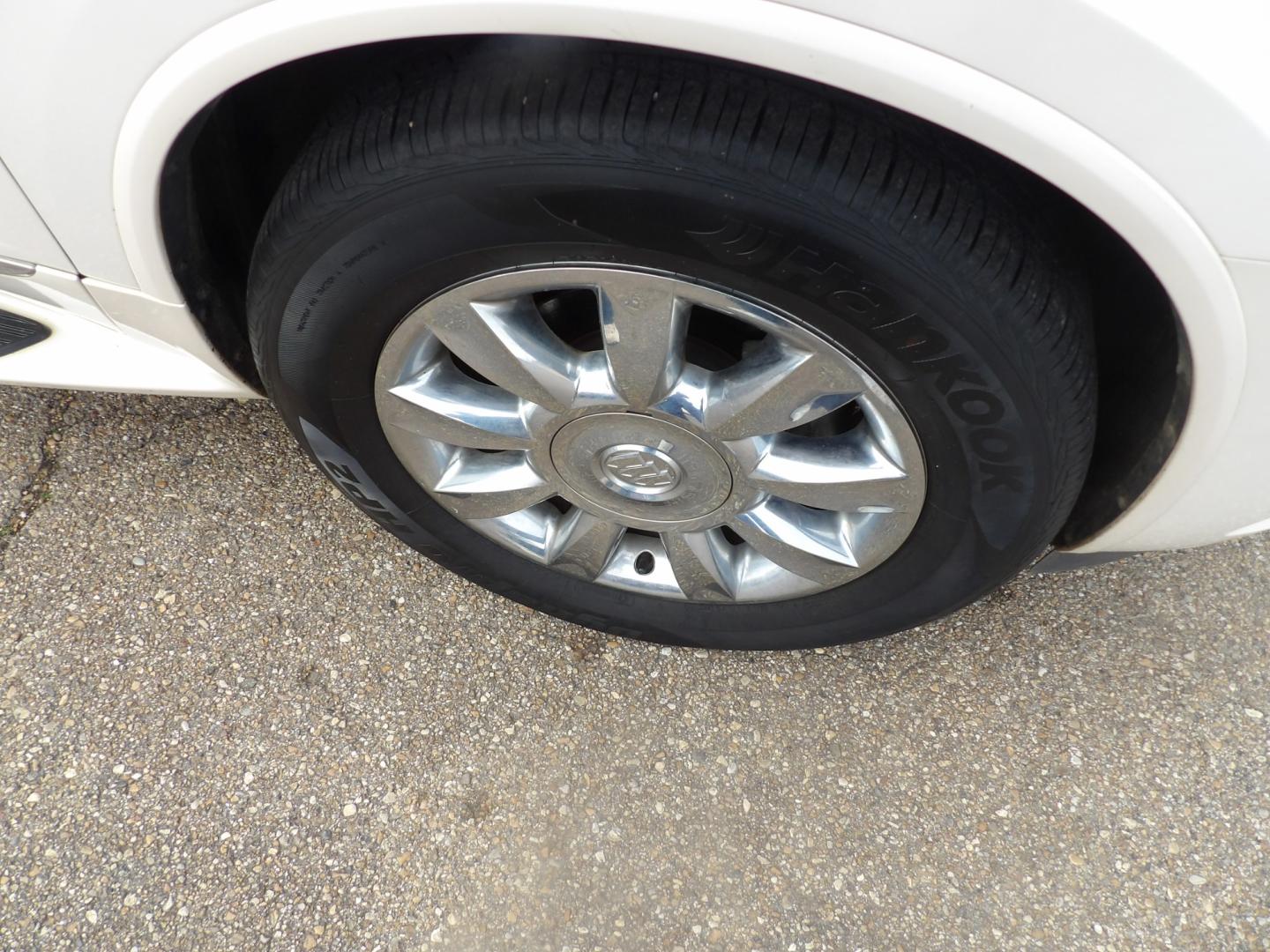 2014 White /Brown Buick Enclave (5GAKRBKD8EJ) , located at 401 First NE, Bearden, AR, 71720, (870) 687-3414, 33.726528, -92.611519 - Photo#6